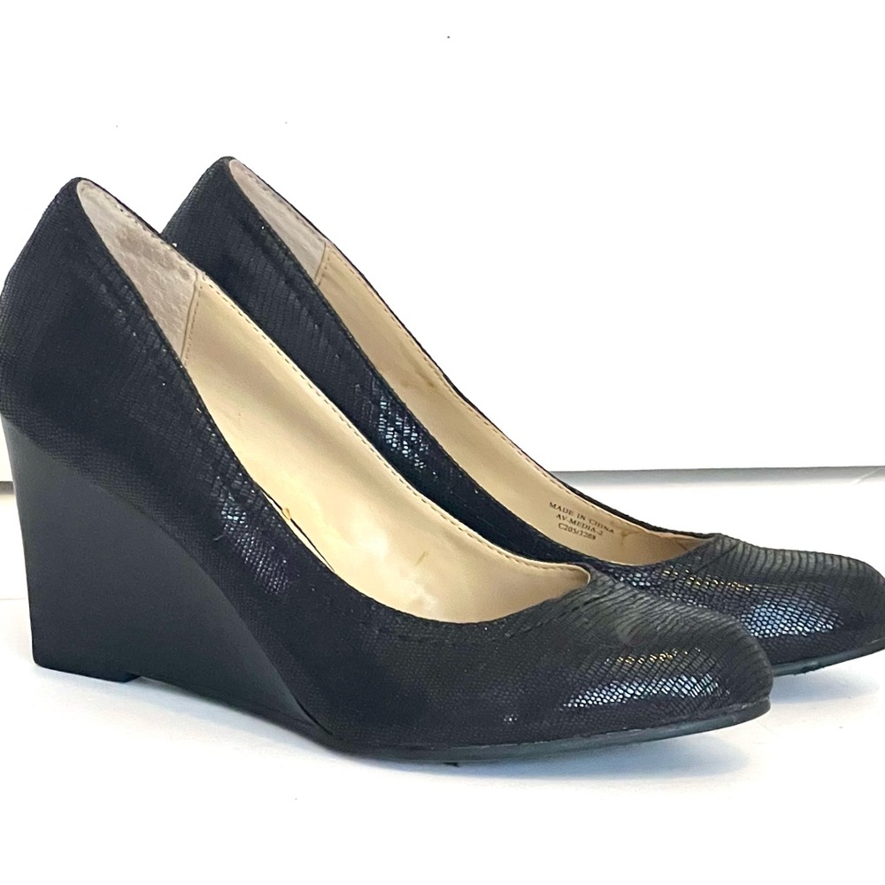NWOT Adrienne Vittadini Black Wedge Almond Toe Heels Size 7